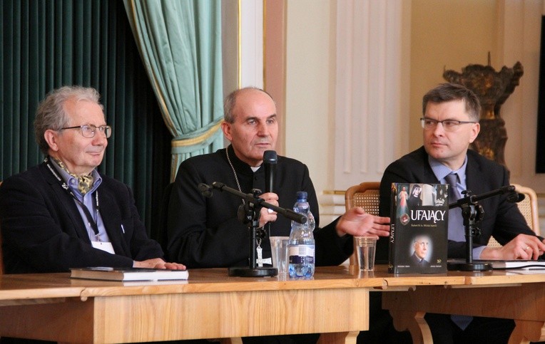 Janusz Rosikoń, bp Henryk Ciereszko i Grzegorz Górny podkreślali, że Bóg przygotowywał skromnego kapłana na pomocnika s. Faustyny w szerzeniu kultu Bożego Miłosierdzia 