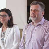 Monika i Marcin Gajdowie, rodzice czwórki dzieci, są terapeutami i autorami bestsellerowych książek