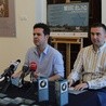 Marcin Kępa (z lewej) i Jakub Mitek powiedzieli, co przygotowała Resursa Obywatelska na X Spotkania z Kulturą Żydowską „Ślad”