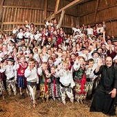 W teledysku wystąpili u boku Cezarego i Katarzyny Żaków oraz Megitza Trio.