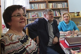 ▲	Anna Lis (z prawej) podczas spotkania z wolontariuszami.  Obok siedzą Barbara Pokorska i Krzysztof Gajewski.