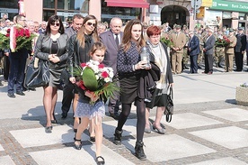 ▲	Rodzina kapitana złożyła kwiaty i zapaliła znicze pod pamiątkową tablicą i pomnikiem Lecha i Marii Kaczyńskich.