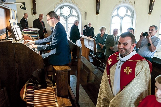 Pieśń dziękczynna tuż  po poświęceniu.  Gra Bogdan Stępień,  obok – ks. Adam Kozak.