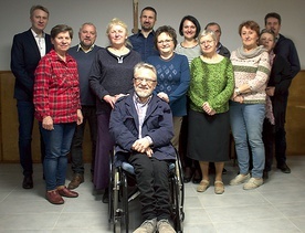 Grupa działaczy zgromadzonych w „Dobru Wspólnym”.
