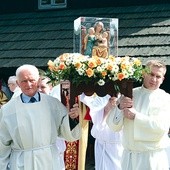 Kopia cudami słynącej figurki św. Anny Samotrzeciej. 