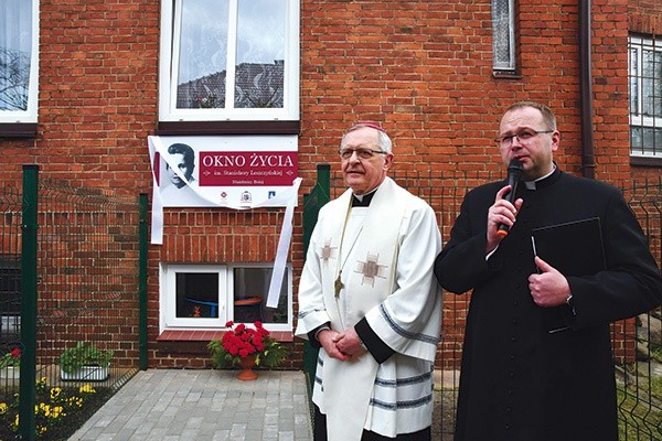 ▲	Bp Edward Dajczak 15 kwietnia pobłogosławił okno dające szansę na uratowanie człowieka.