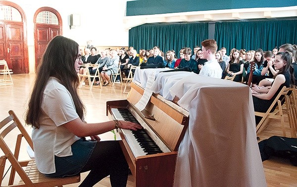 ▲	Na finał licealiści zorganizowali koncert szkolnych talentów.  	
