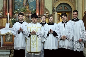 ▼	Ks. Julian Nastałek wraz ze służbą liturgiczną.