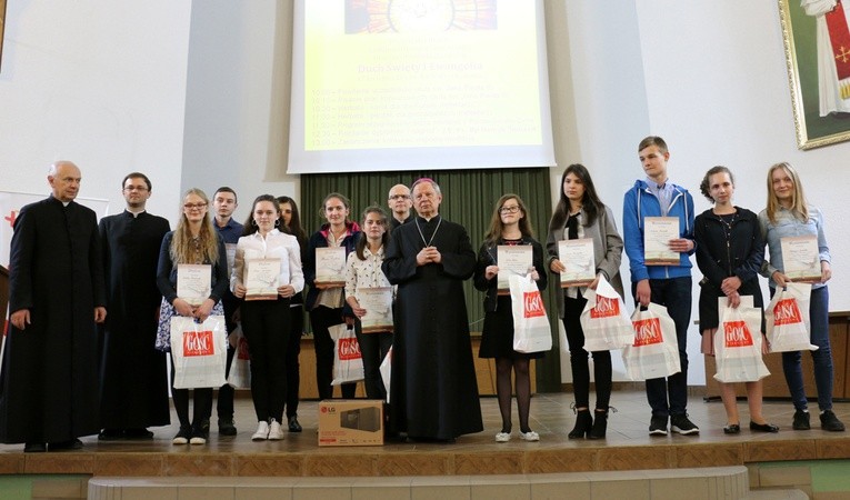 Laureaci z bp. Henrykiem Tomasikiem, ks. Jarosławem Wojtkunem i organizatorami konkursu (od lewej) ks. Stanisławem Łabendowiczem i ks. Wojciechem Wojtyłą