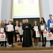 Laureaci z bp. Henrykiem Tomasikiem, ks. Jarosławem Wojtkunem i organizatorami konkursu (od lewej) ks. Stanisławem Łabendowiczem i ks. Wojciechem Wojtyłą