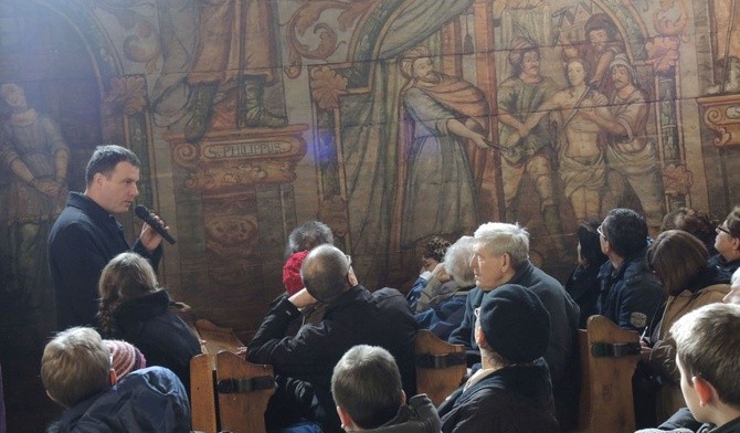 Ks. proboszcz Grzegorz Klaja podczas spotkania muzealnego w kościele św. Barbary
