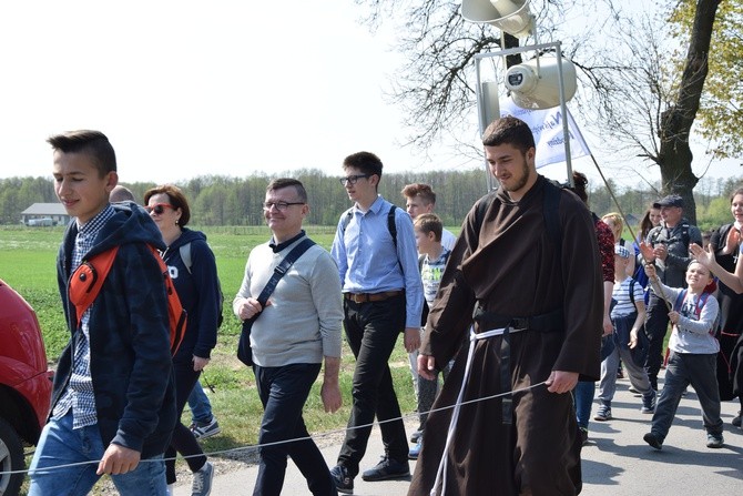 Pielgrzymka ze Roszkowej Woli do Żdar