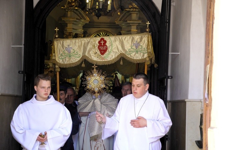 Msza św. dziękczynna zakończyła się procesją z Najświętszym Sakramentem