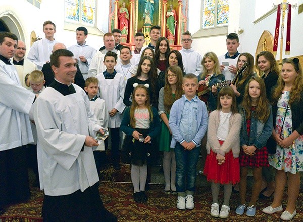 ▲	Schola parafialna i ministranci to grupy, które w parafiach jako pierwsze odpowiadają na głos powołania. 