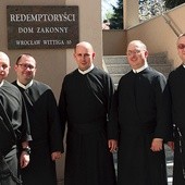 Od prawej ojcowie: Jarosław Krawczyk, Ryszard Niziołek,  Damian Simonicz, Wojciech Wilgowicz, Mariusz Simonicz. Na zdjęciu brakuje o. Zdzisława Pietkiewicza.