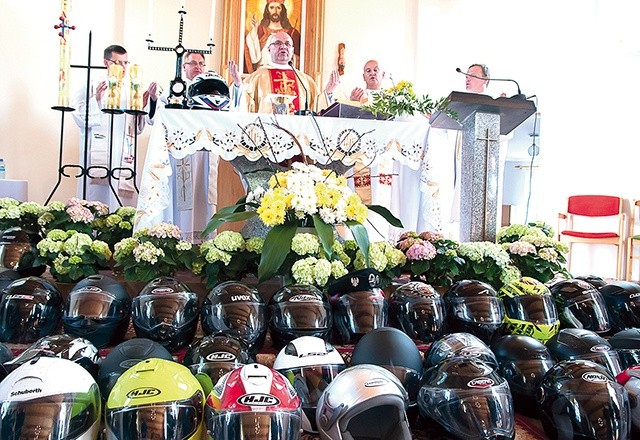 ▲	Mszę św. na rozpoczęcie sezonu sprawowali księża motocykliści.