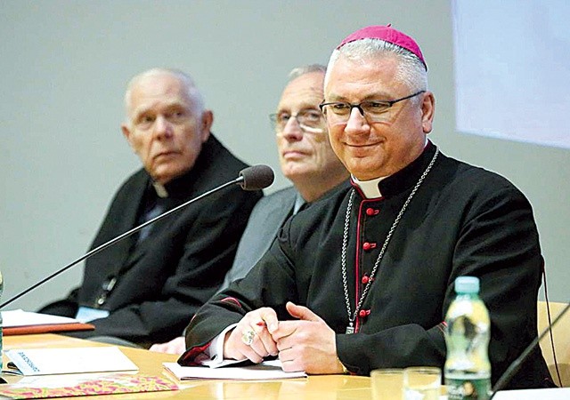 Przy stole prelegentów zasiedli m.in. (od prawej): bp Artur Miziński, sekretarz generalny Konferencji Episkopatu Polski, prof. Wojciech Świątkiewicz z Uniwersytetu Śląskiego i ks. prof. Wojciech Góralski z Uniwersytetu Kardynała Stefana Wyszyńskiego w Warszawie.