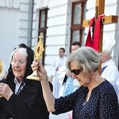 ◄	Podobnie jak w latach ubiegłych, tak i w tym roku w spotkaniu będą uczestniczyły w swoich relikwiach święte i błogosławione niewiasty.