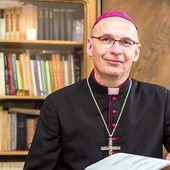 ▼	– Maryi zawierzam każdy dzień biskupiego posługiwania – mówił bp Janusz Ostrowski.