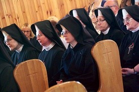 ▼	We Mszy św. dziękczynnej uczestniczyły siostry z różnych stron Polski.