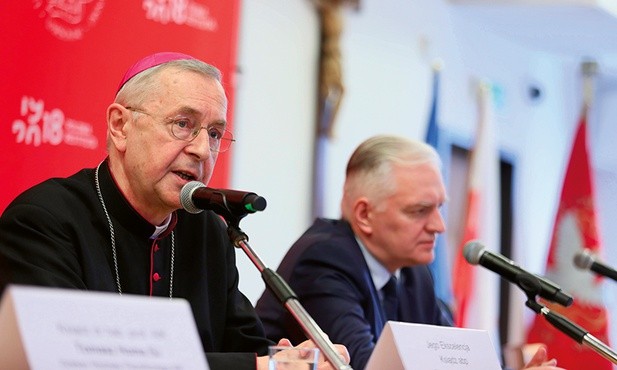 Przewodniczący KEP abp Stanisław Gądecki i wicepremier Jarosław Gowin podczas konferencji.