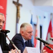 Przewodniczący KEP abp Stanisław Gądecki i wicepremier Jarosław Gowin podczas konferencji.