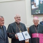 Sesja w Papieskiej Akademii Nauk i "Oblicze" Mądzika