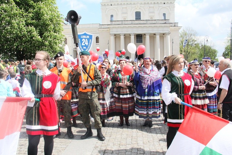 Korowód z elementami barw narodowych połączył pokolenia