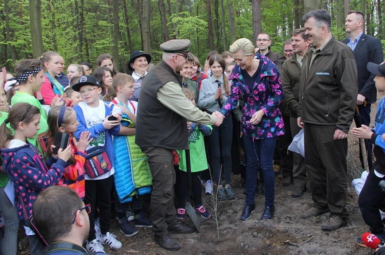 Pierwsze drzewko posadziła Agata Kornhauser-Duda 