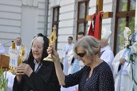 Podobnie jak w latach ubiegłych tak i w tym roku w spotkaniu będą uczestniczyły w swoich relikwiach święte i błogosławione niewiasty.