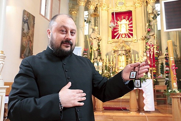 Czciciele MB Szkaplerznej spotykają się tu w każdą pierwszą sobotę miesiąca o 19.00. Zaprasza ks. proboszcz Andrzej Zych.