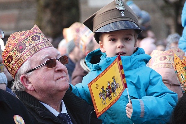 Pan Augustyn, prezes Stowarzyszenia Pomocy Bliźniemu im. Brata Krystyna, ze swoim wnukiem podczas tegorocznego Orszaku Trzech Króli w Gorzowie Wlkp.