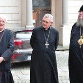 Biskupi tuż przed zwiedzaniem świdnickiej katedry.