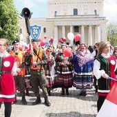 Korowód z elementami barw narodowych połączył generacje.