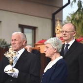 Procesja z relikwiami św. Wojciecha i św. Jana Pawła II.