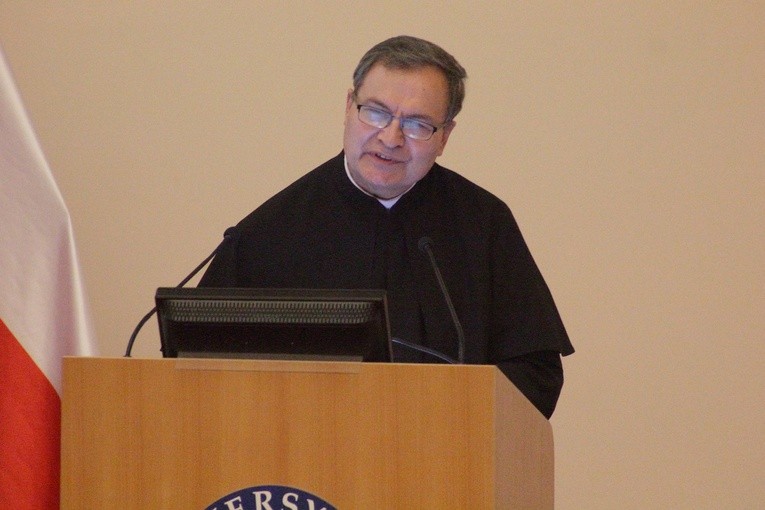 Ks. dr Waldemar Seremak w czasie prelekcji
