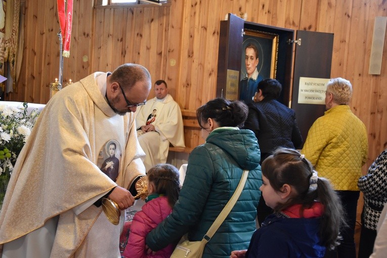 Ucałowanie relikwii św. Stanisława przez młodszych i starszych