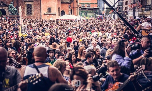 Gitarowy rekord Guinnessa pobity. Pomogli franciszkanie!