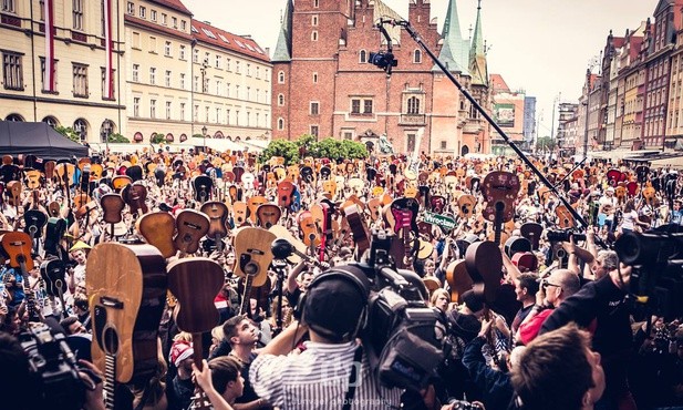 Gitarowy rekord Guinnessa pobity. Pomogli franciszkanie!