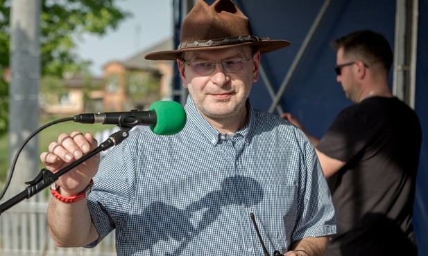 Ks. Adam Kwaśniak zachęcał do wspólnej zabawy