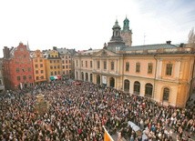 Przed budynkiem Starej Giełdy, gdzie raz w tygodniu obraduje Szwedzka Akademia,  19 kwietnia demonstrowały tłumy mieszkańców Sztokholmu.