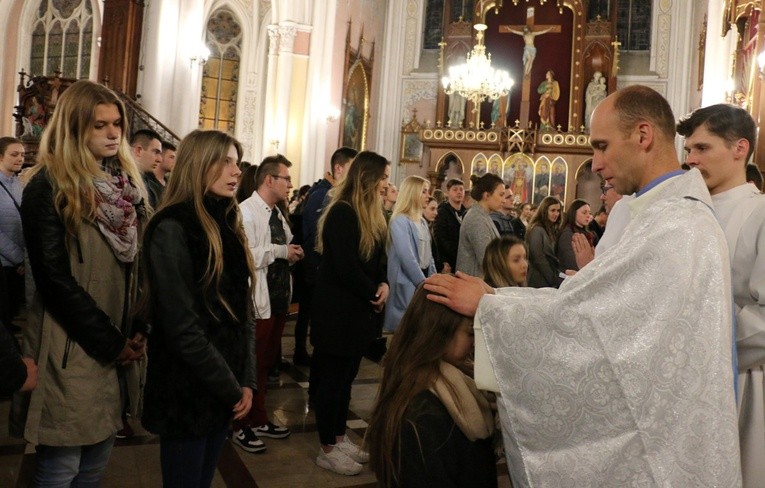 Gest nakładania rąk jest znakiem udzielenia darów Ducha Świętego