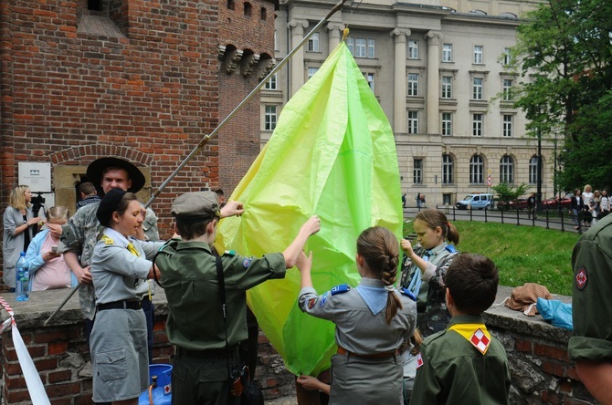 Bicie rekordu długości flagi narodowej Kraków 2018 - cz. 1