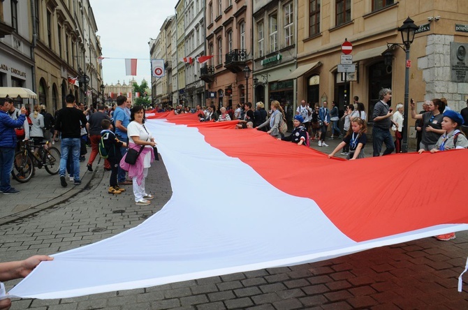 Bicie rekordu długości flagi narodowej Kraków 2018 - cz. 1