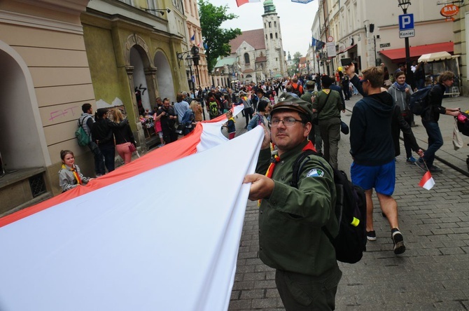 Bicie rekordu długości flagi narodowej Kraków 2018 - cz. 1