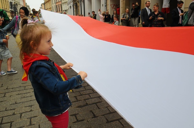 Bicie rekordu długości flagi narodowej Kraków 2018 - cz. 1