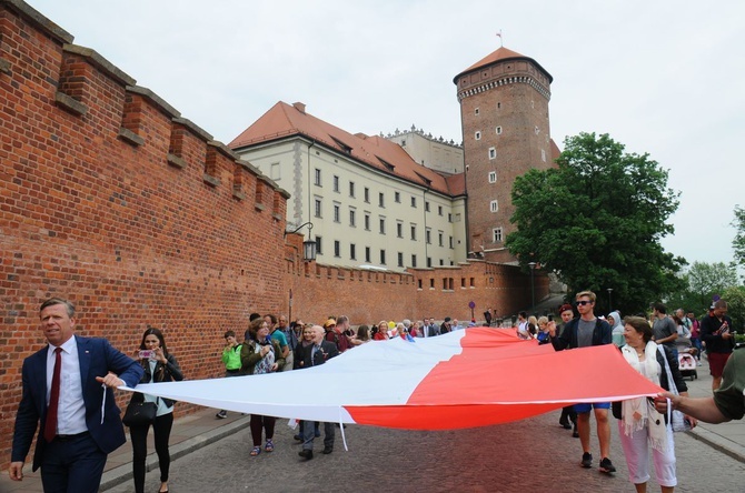 Bicie rekordu długości flagi narodowej Kraków 2018 - cz. 1