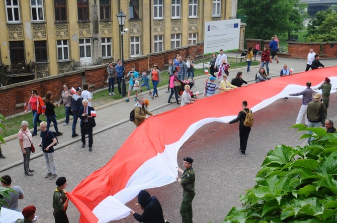 Bicie rekordu długości flagi narodowej Kraków 2018 - cz. 1