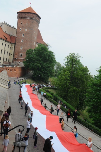 Bicie rekordu długości flagi narodowej Kraków 2018 - cz. 1