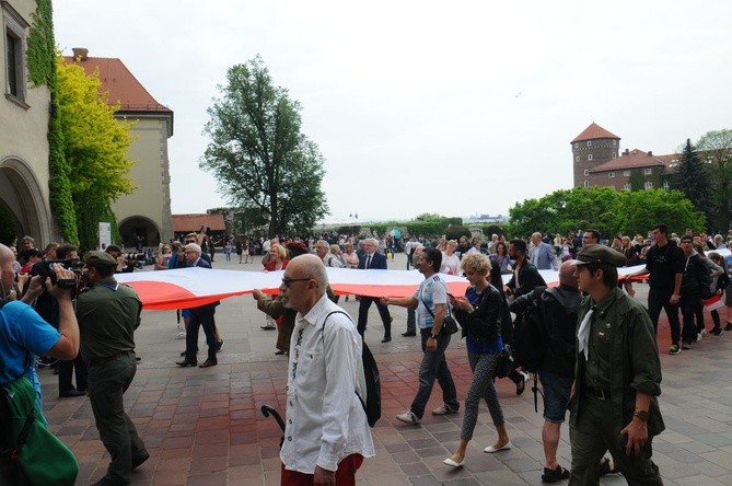 Bicie rekordu długości flagi narodowej Kraków 2018 - cz. 1